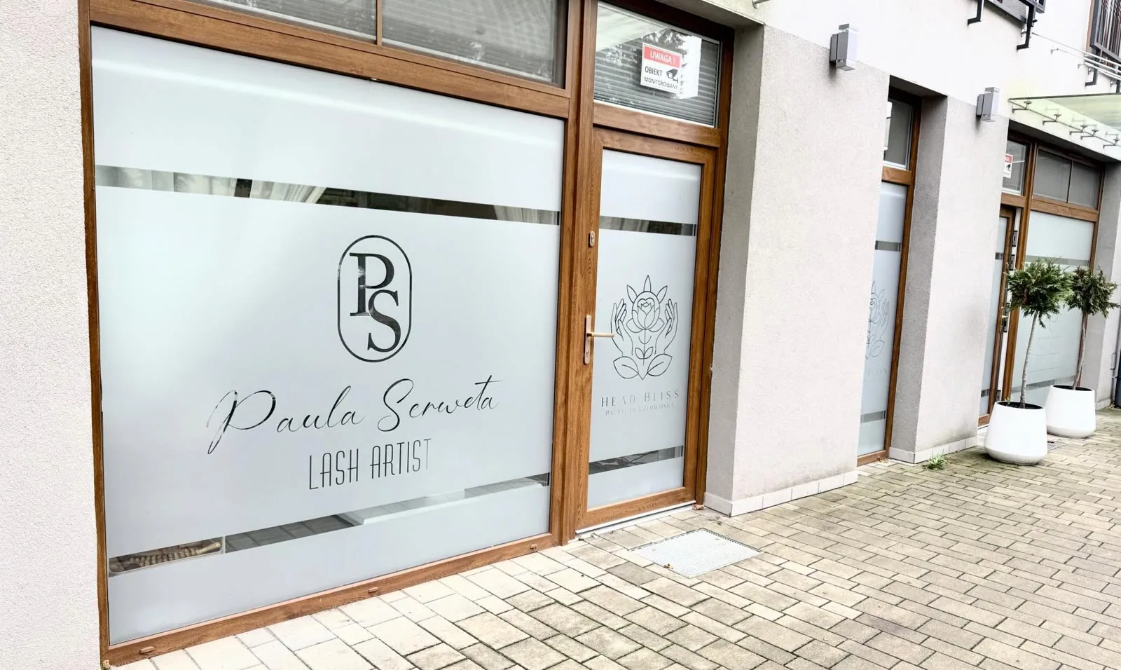 Witryna salonu Lash Artist Paula Serweta od zewnątrz